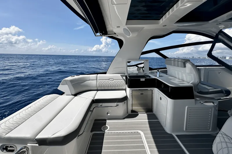 Slide: The Image of Sea Ray Sundancer 370 Outboard 2025 - 12