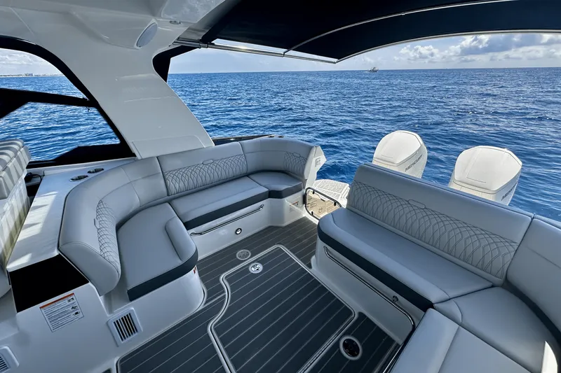 Slide: The Image of Sea Ray Sundancer 370 Outboard 2025 - 14