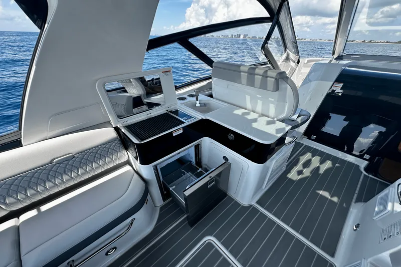 Slide: The Image of Sea Ray Sundancer 370 Outboard 2025 - 16