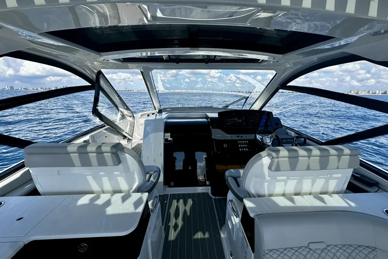 Slide: The Image of Sea Ray Sundancer 370 Outboard 2025 - 17