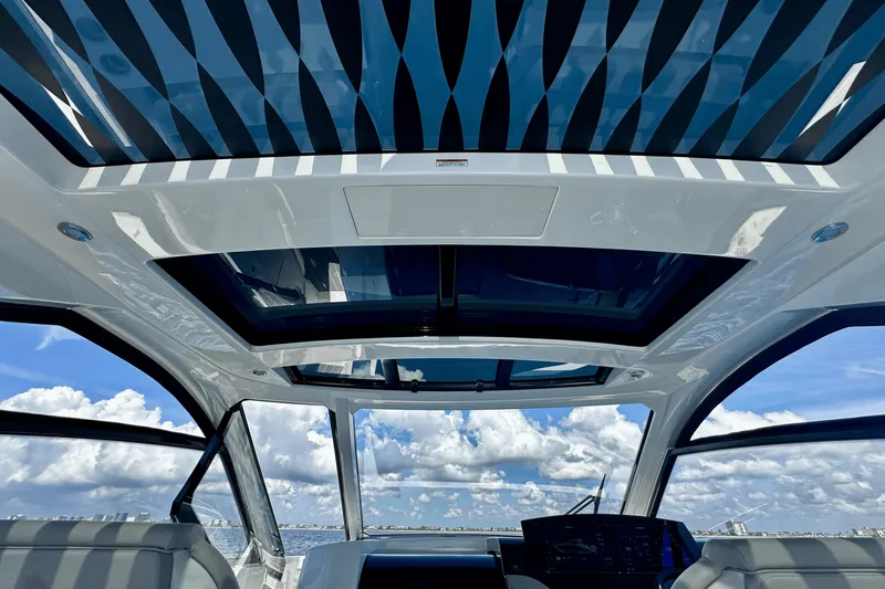 Slide: The Image of Sea Ray Sundancer 370 Outboard 2025 - 18