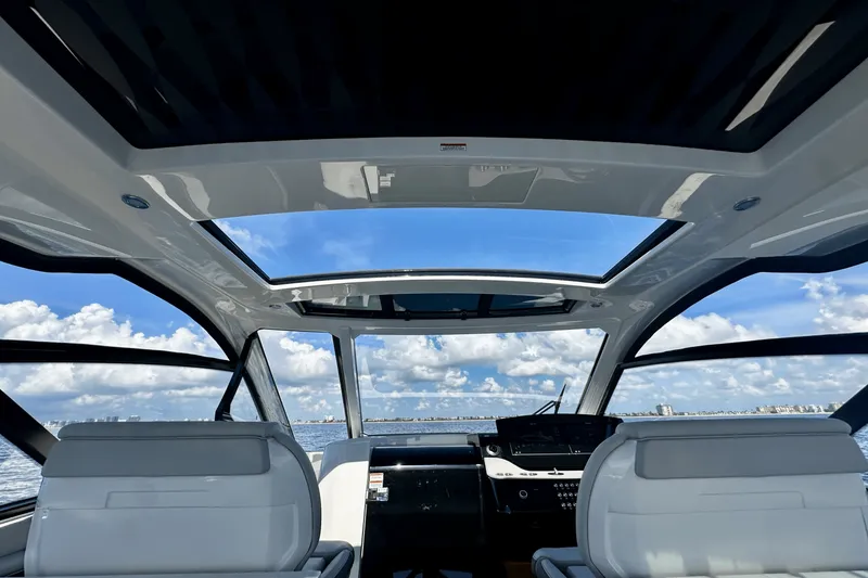 Slide: The Image of Sea Ray Sundancer 370 Outboard 2025 - 19