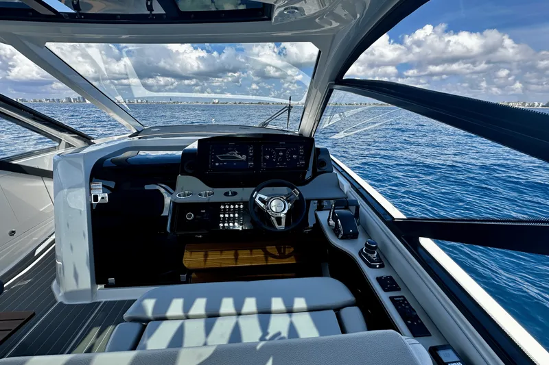 Slide: The Image of Sea Ray Sundancer 370 Outboard 2025 - 20