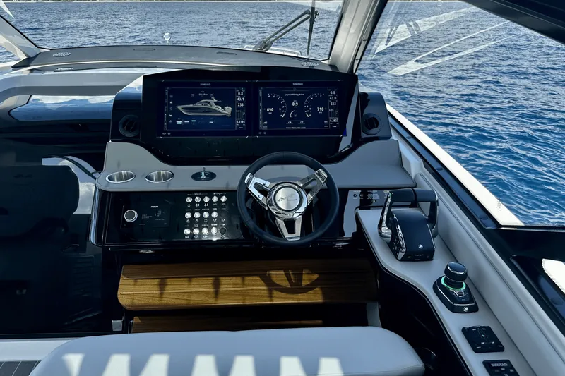 Slide: The Image of Sea Ray Sundancer 370 Outboard 2025 - 21