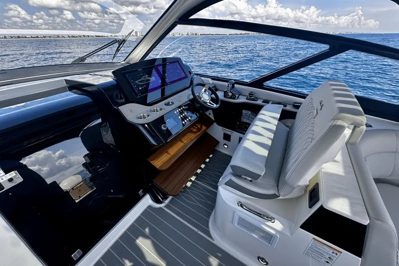 Slide: The Image of Sea Ray Sundancer 370 Outboard 2025 - 22
