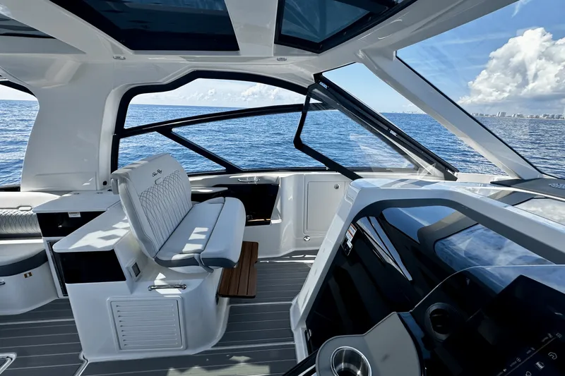 Slide: The Image of Sea Ray Sundancer 370 Outboard 2025 - 23