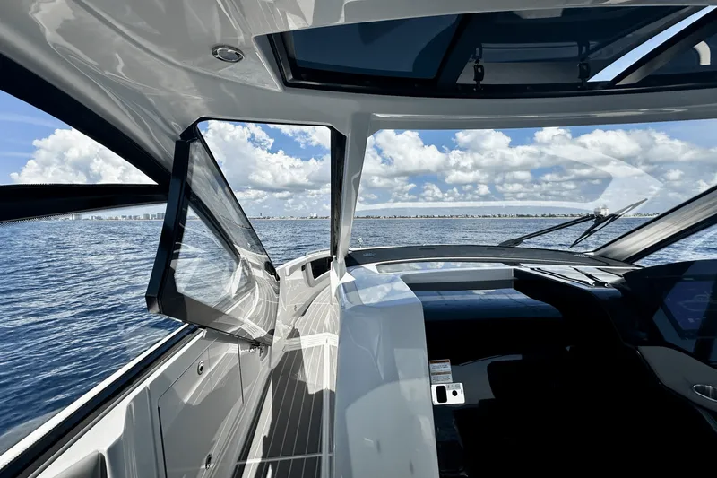 Slide: The Image of Sea Ray Sundancer 370 Outboard 2025 - 24
