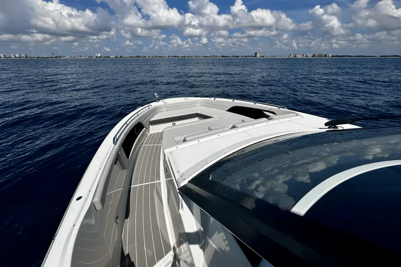 Slide: The Image of Sea Ray Sundancer 370 Outboard 2025 - 25