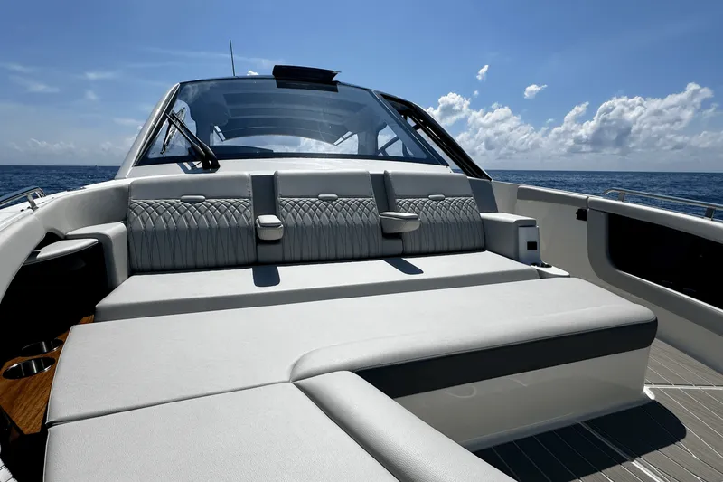 Slide: The Image of Sea Ray Sundancer 370 Outboard 2025 - 27