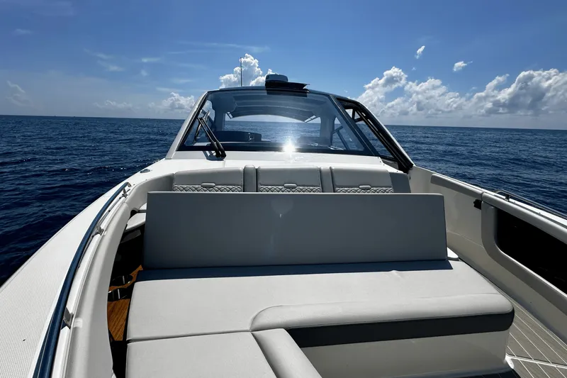 Slide: The Image of Sea Ray Sundancer 370 Outboard 2025 - 28