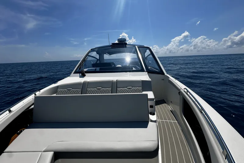 Slide: The Image of Sea Ray Sundancer 370 Outboard 2025 - 29
