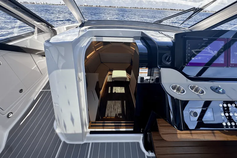 Slide: The Image of Sea Ray Sundancer 370 Outboard 2025 - 31