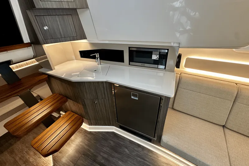 Slide: The Image of Sea Ray Sundancer 370 Outboard 2025 - 34