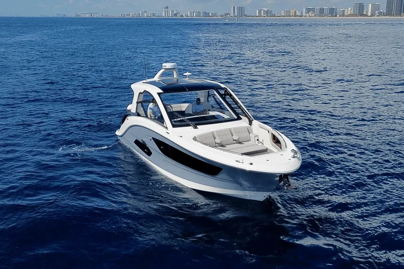 Slide: The Image of Sea Ray Sundancer 370 Outboard 2025 - 4