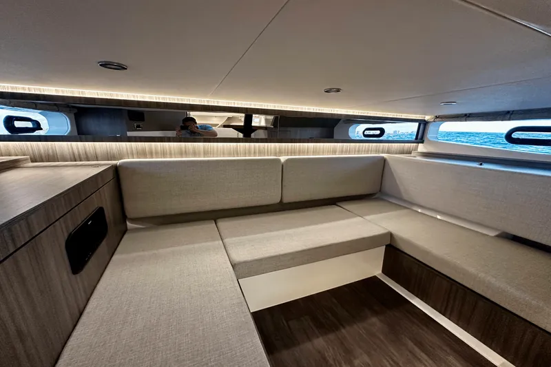 Slide: The Image of Sea Ray Sundancer 370 Outboard 2025 - 41