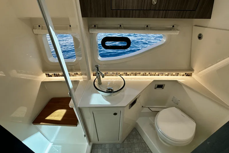 Slide: The Image of Sea Ray Sundancer 370 Outboard 2025 - 42