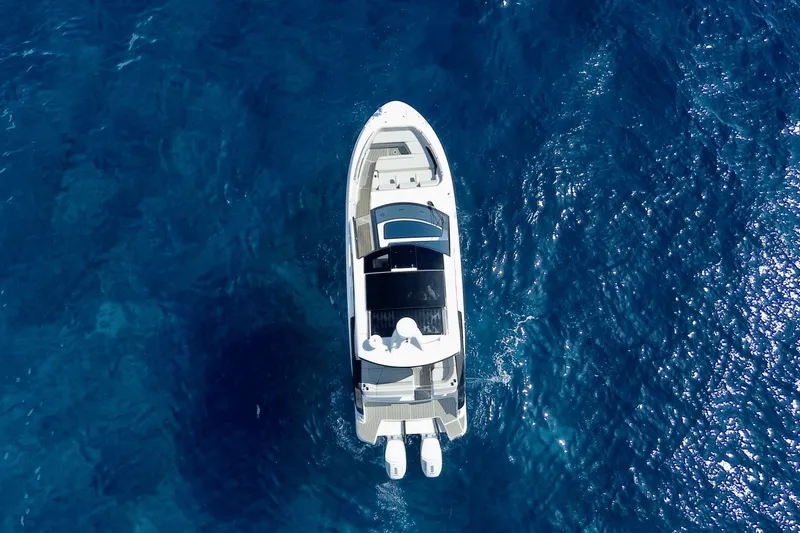 Slide: The Image of Sea Ray Sundancer 370 Outboard 2025 - 6