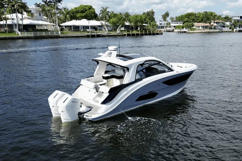 Slide: The Image of Sea Ray Sundancer 370 Outboard 2025 - 7
