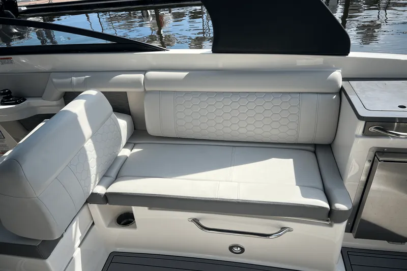 Slide: The Image of Sea Ray 290 SDX OUTBOARD 2020 - 13