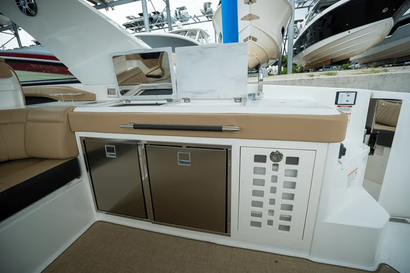 Slide: The Image of Sea Ray SLX 400 Outboard 2025 - 11