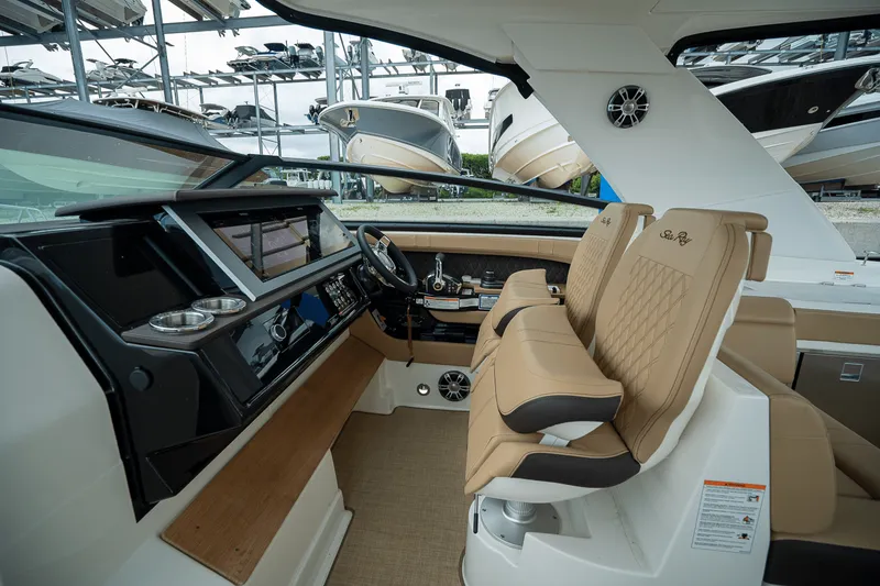 Slide: The Image of Sea Ray SLX 400 Outboard 2025 - 12