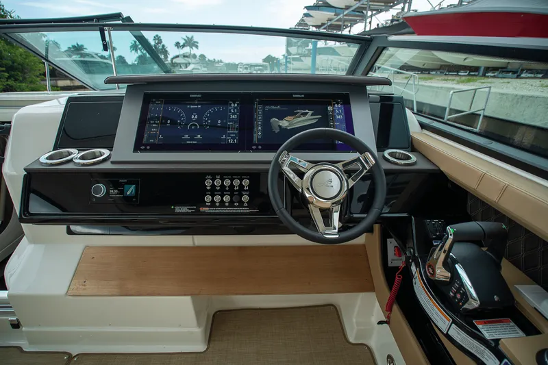 Slide: The Image of Sea Ray SLX 400 Outboard 2025 - 13