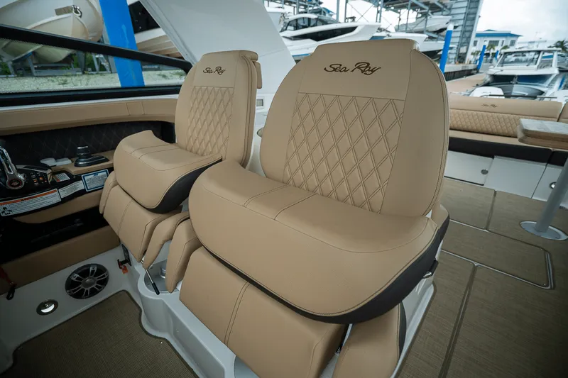 Slide: The Image of Sea Ray SLX 400 Outboard 2025 - 15