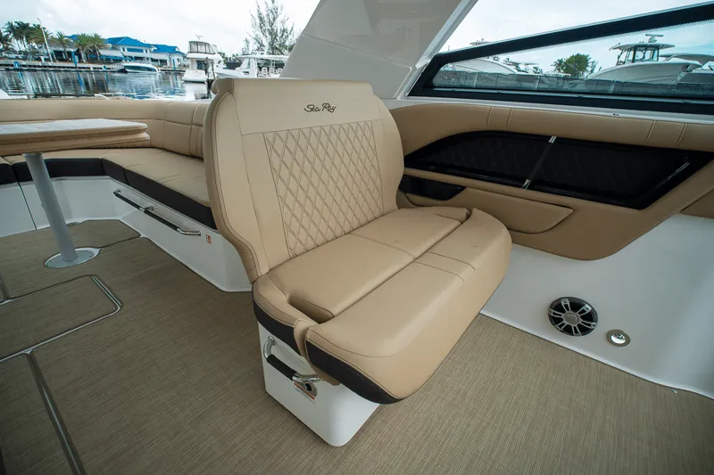 Slide: The Image of Sea Ray SLX 400 Outboard 2025 - 16