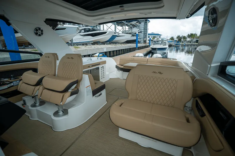 Slide: The Image of Sea Ray SLX 400 Outboard 2025 - 17