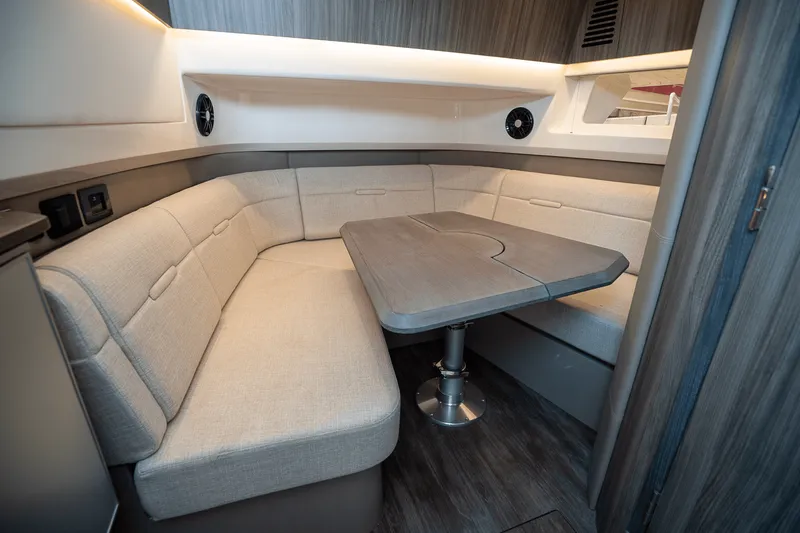 Slide: The Image of Sea Ray SLX 400 Outboard 2025 - 18