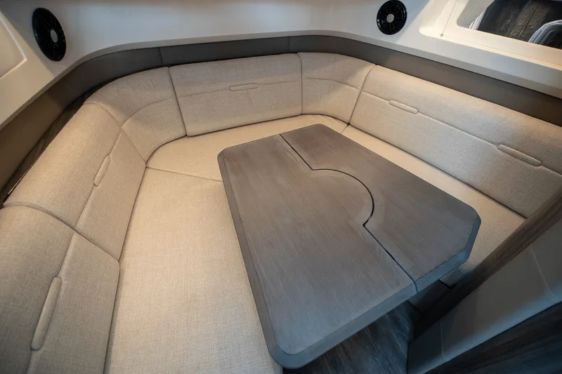 Slide: The Image of Sea Ray SLX 400 Outboard 2025 - 19