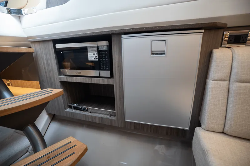 Slide: The Image of Sea Ray SLX 400 Outboard 2025 - 20