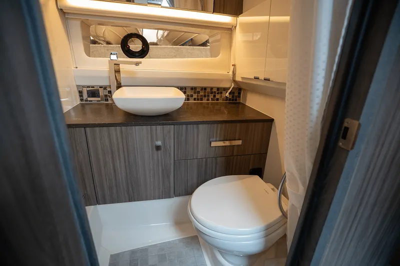 Slide: The Image of Sea Ray SLX 400 Outboard 2025 - 21