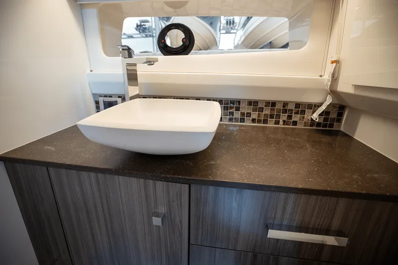 Slide: The Image of Sea Ray SLX 400 Outboard 2025 - 22