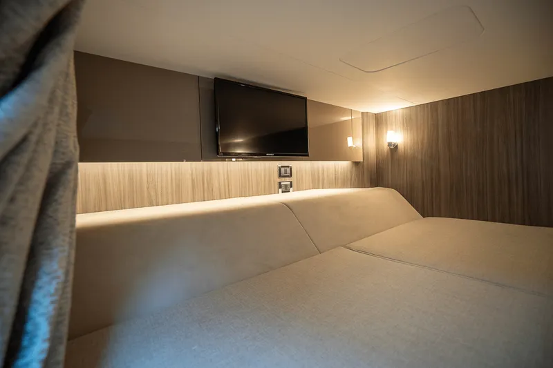 Slide: The Image of Sea Ray SLX 400 Outboard 2025 - 24