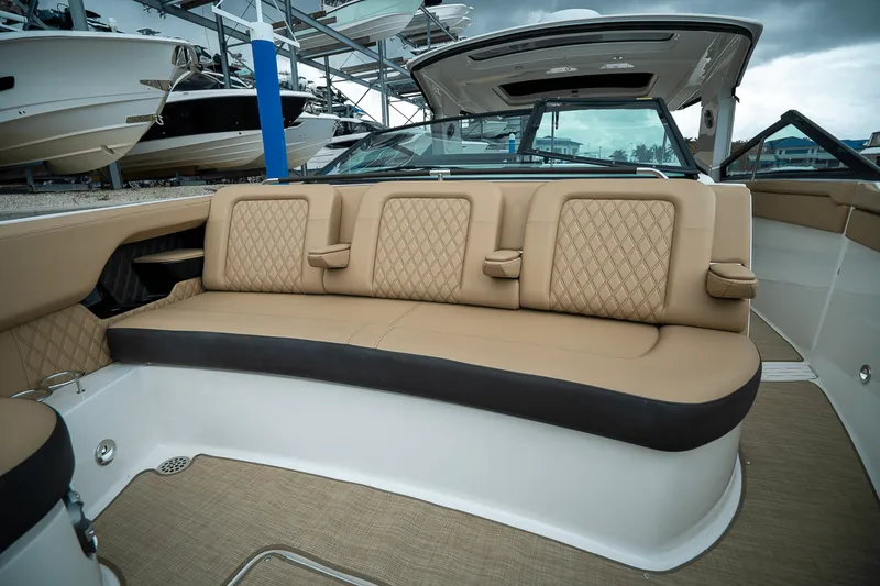 Slide: The Image of Sea Ray SLX 400 Outboard 2025 - 27