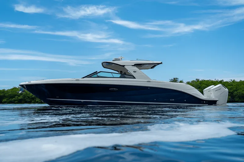 Slide: The Image of Sea Ray SLX 400 Outboard 2025 - 29