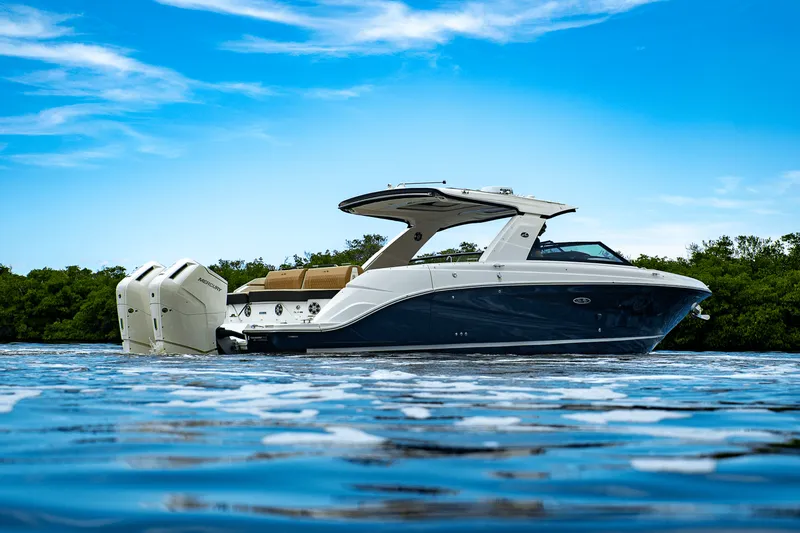 Slide: The Image of Sea Ray SLX 400 Outboard 2025 - 3