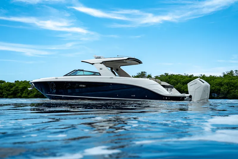 Slide: The Image of Sea Ray SLX 400 Outboard 2025 - 30