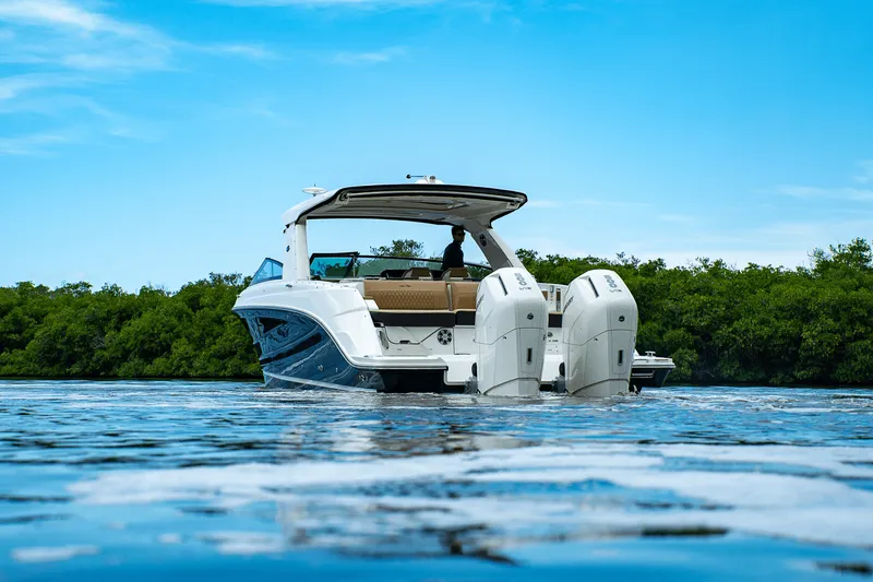 Slide: The Image of Sea Ray SLX 400 Outboard 2025 - 31