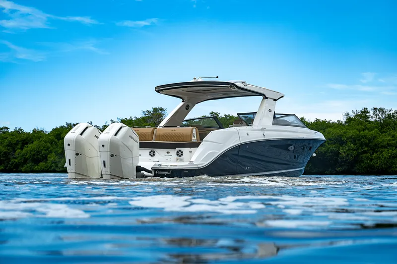 Slide: The Image of Sea Ray SLX 400 Outboard 2025 - 32
