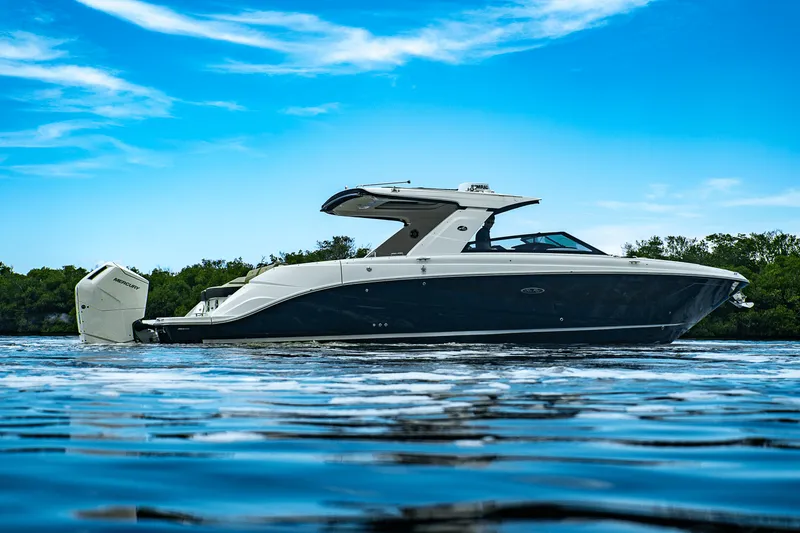 Slide: The Image of Sea Ray SLX 400 Outboard 2025 - 33