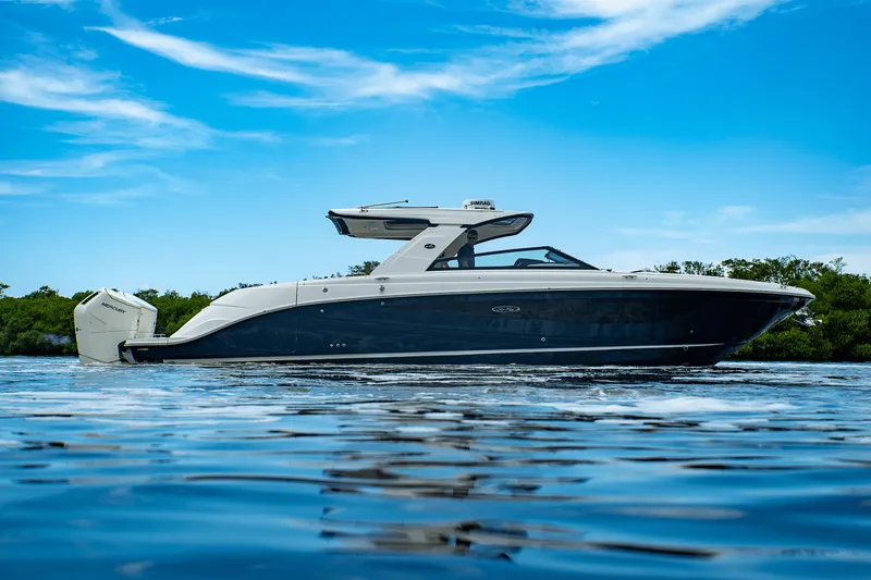 Slide: The Image of Sea Ray SLX 400 Outboard 2025 - 34