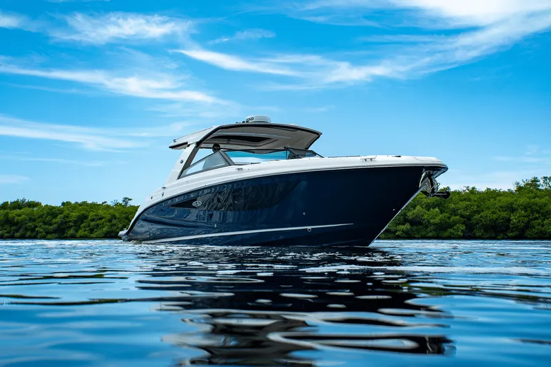 Slide: The Image of Sea Ray SLX 400 Outboard 2025 - 35