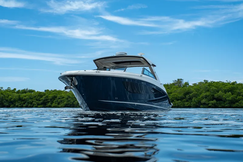 Slide: The Image of Sea Ray SLX 400 Outboard 2025 - 37