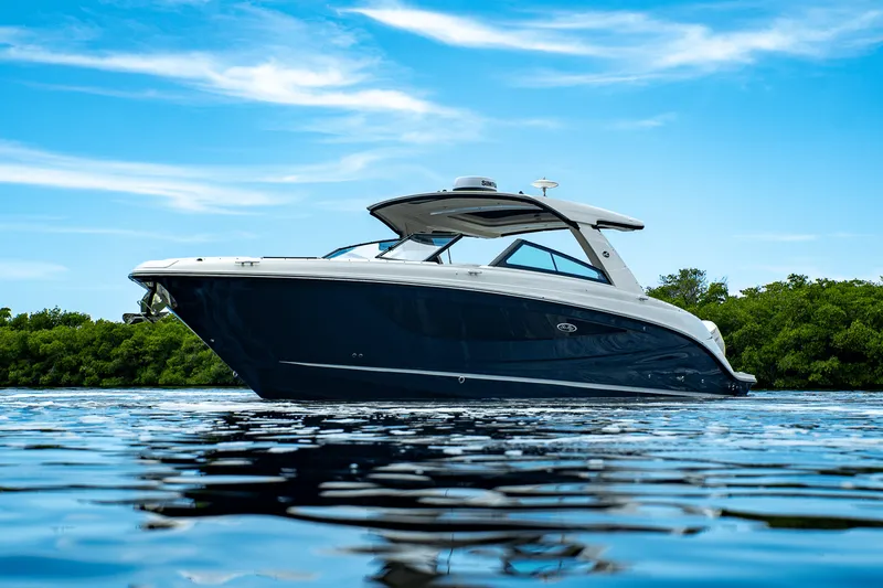 Slide: The Image of Sea Ray SLX 400 Outboard 2025 - 38