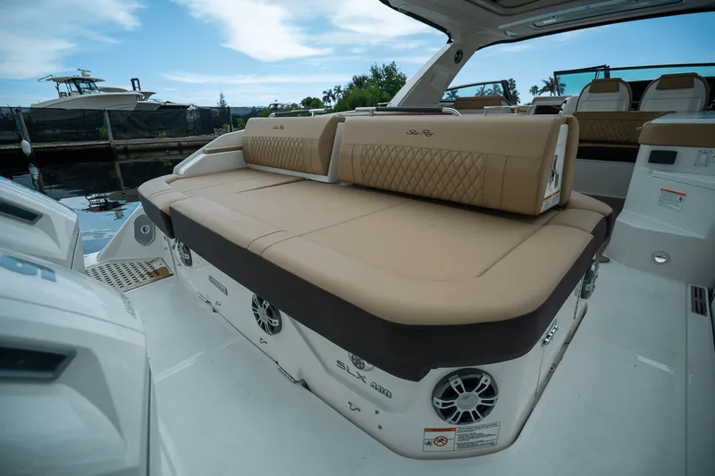 Slide: The Image of Sea Ray SLX 400 Outboard 2025 - 5