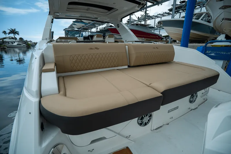 Slide: The Image of Sea Ray SLX 400 Outboard 2025 - 6