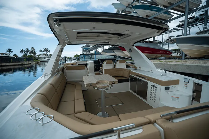 Slide: The Image of Sea Ray SLX 400 Outboard 2025 - 7