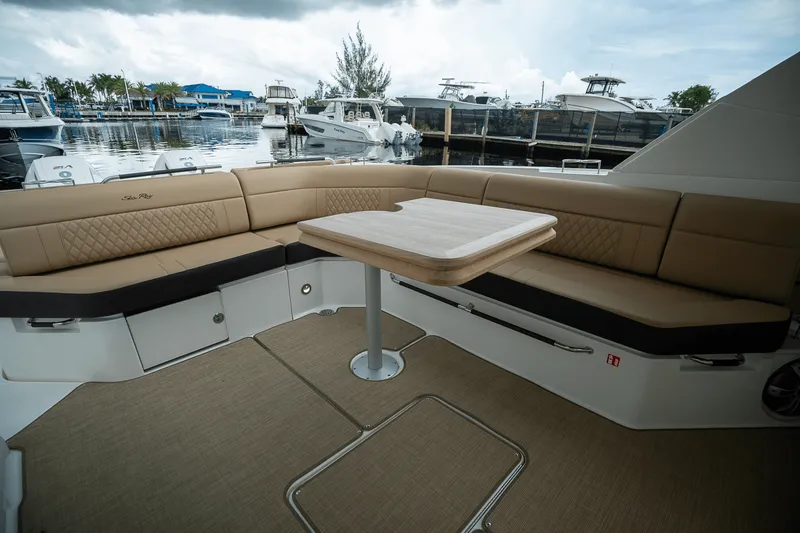 Slide: The Image of Sea Ray SLX 400 Outboard 2025 - 8